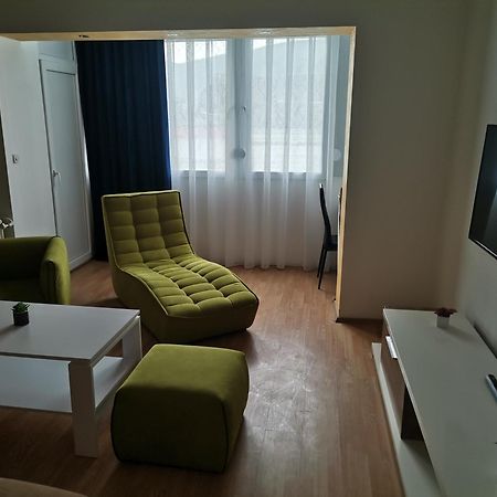 Calla 5 Apartment: Central Square Living with Secure Parking Skopje Exterior photo