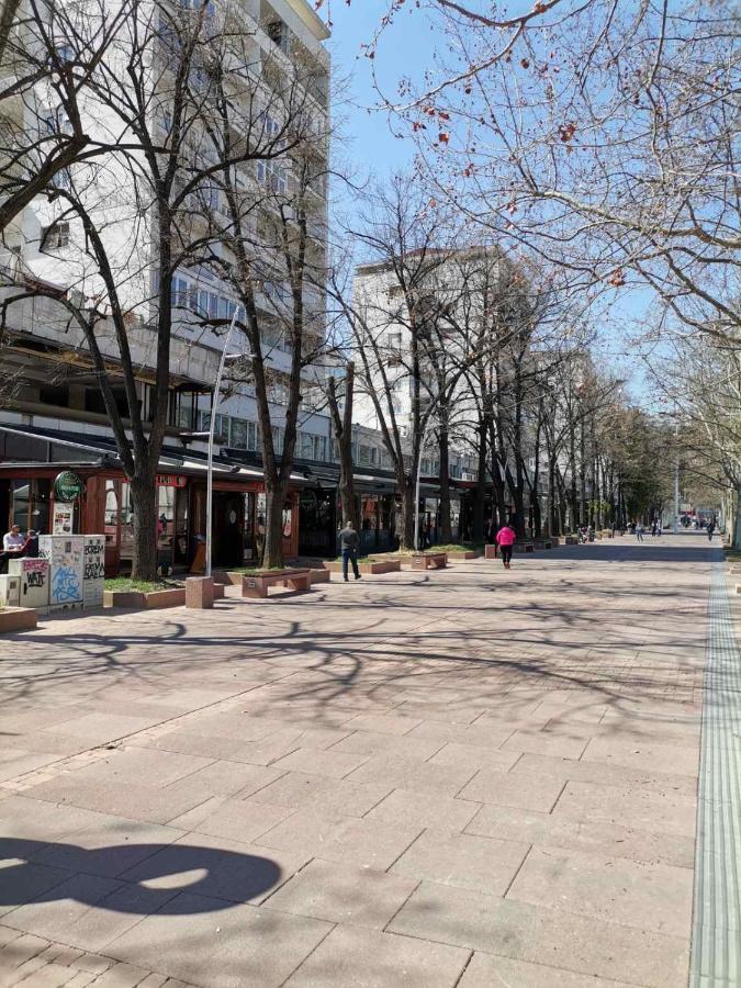Calla 5 Apartment: Central Square Living with Secure Parking Skopje Exterior photo